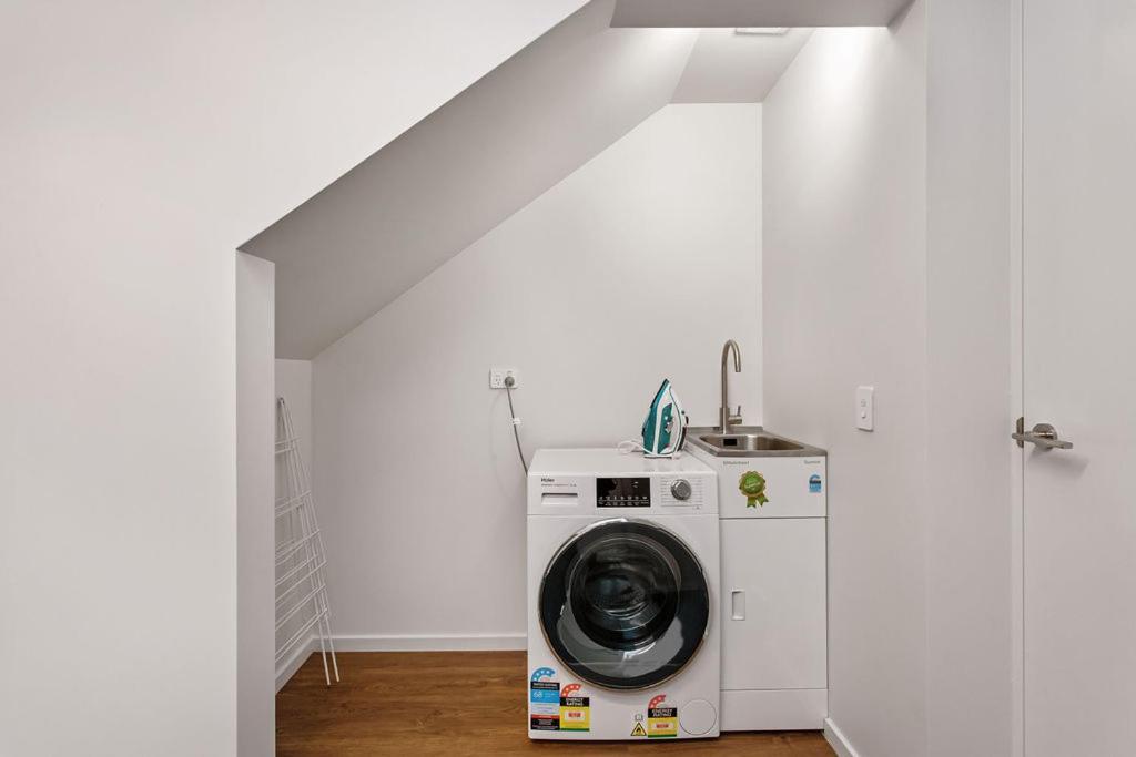 Stylish Brand New Sunny 3Bdrm 3Bth Garage Sleeps 6 Lägenhet Christchurch Exteriör bild