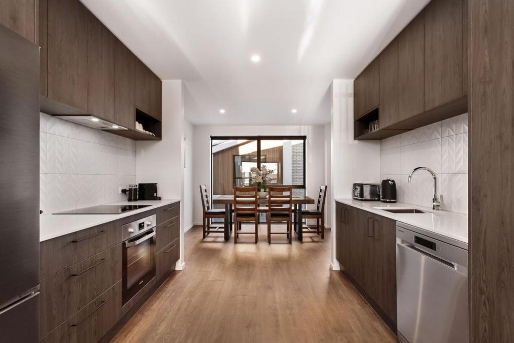 Stylish Brand New Sunny 3Bdrm 3Bth Garage Sleeps 6 Lägenhet Christchurch Exteriör bild